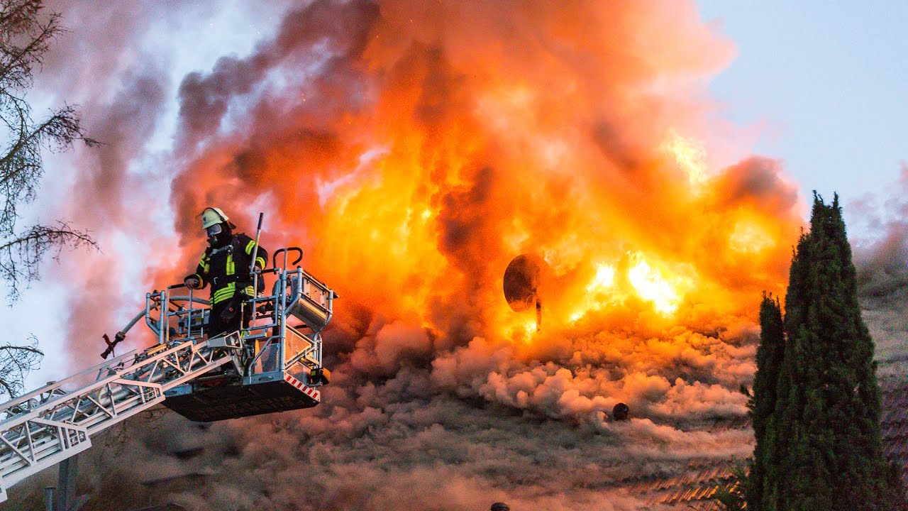 Dachstuhl eines Reihenhauses in Flammen