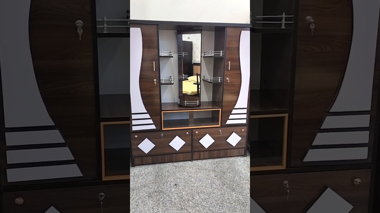 New Model Showcases With Mirror 