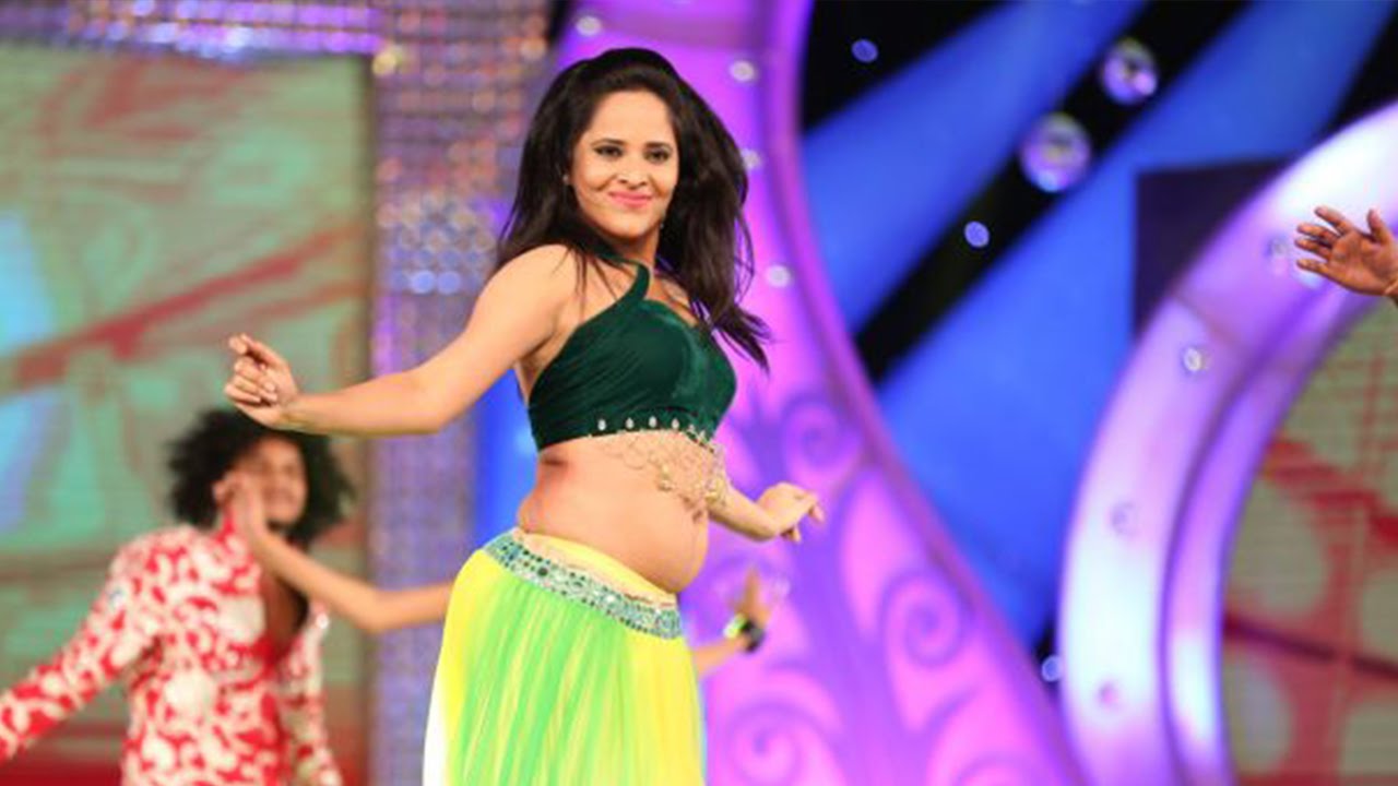 Allu Arjun's Fans Trolls Anasuya | New Telugu Movies News 2015 - YouTube