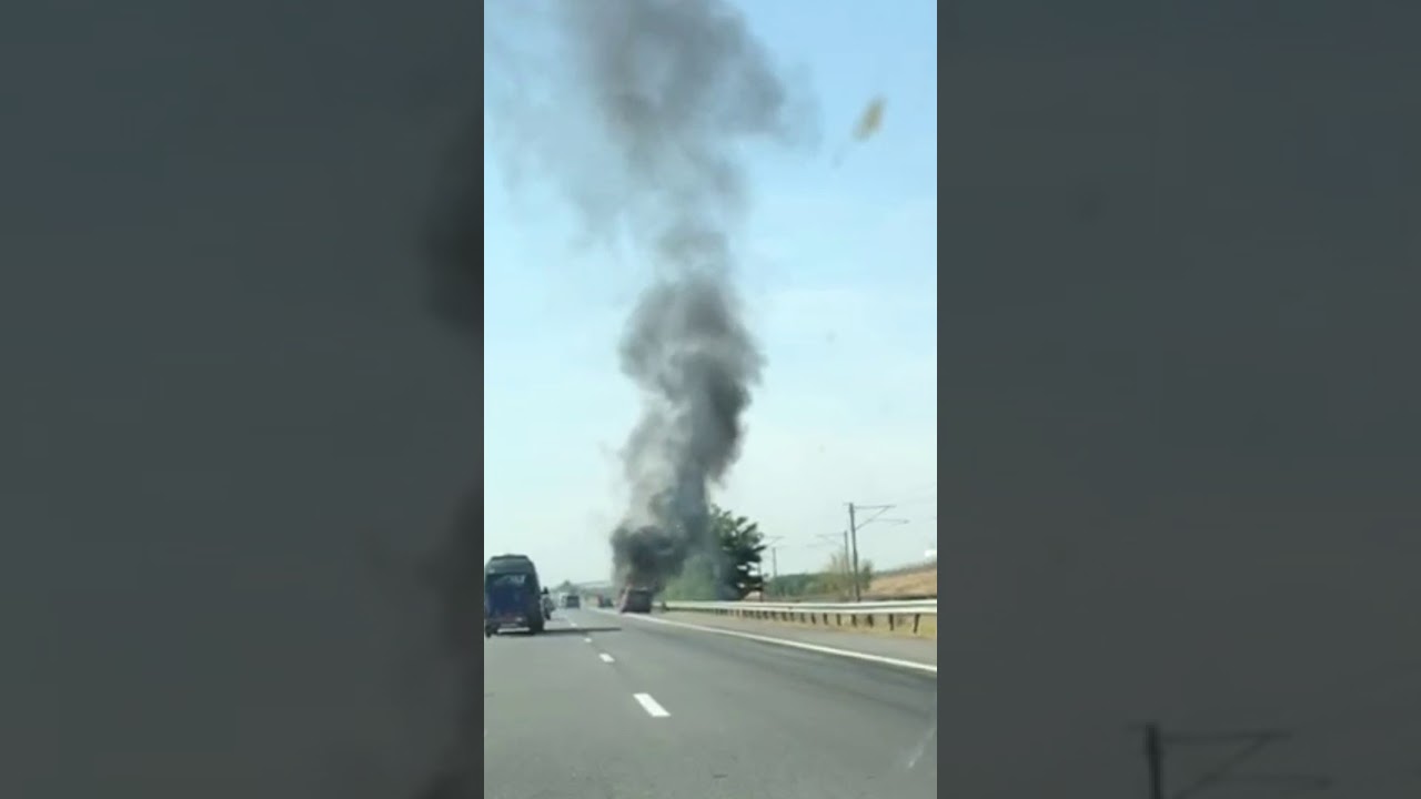 O maşină a luat foc pe A2. Circulaţia este oprită (video)