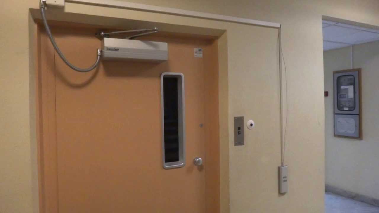 DEVE (mod. by: KONE) Hydraulic elevator @ Skvallertorget 1, Hudiksvall, Sweden.