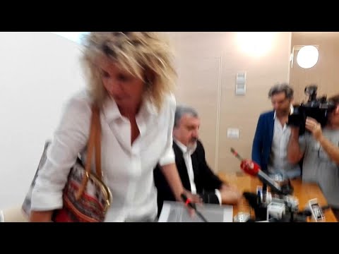 Scontro tra la ministra Lezzi e il governatore Emiliano: in conferenza stampa volano gli insulti