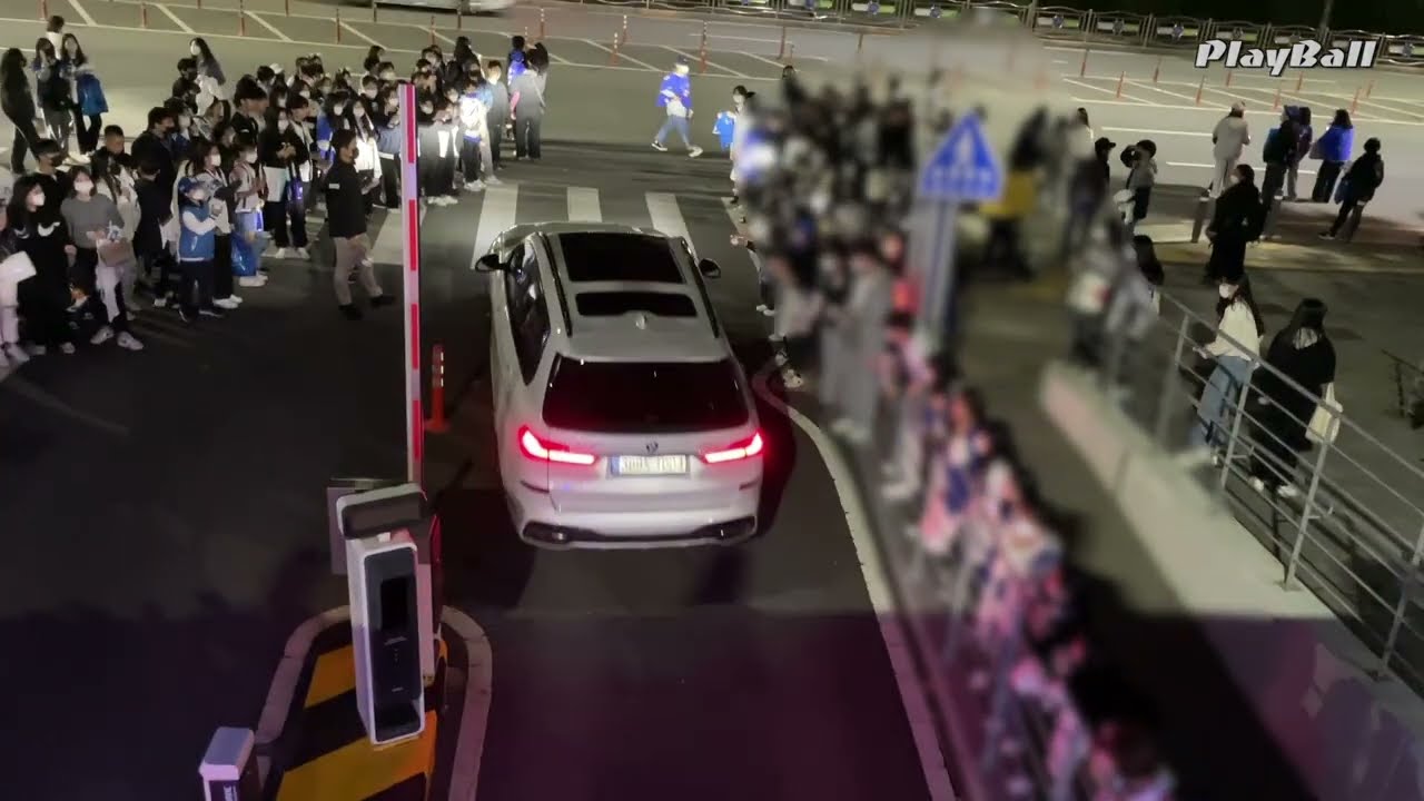 삼성라이온즈 위험한 퇴근길 | 나가는 차 막고 싸인해달라는 팬들..