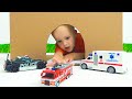 क्रिस खिलौना कारों को एक बॉक्स से बचाता है और बच्चों के लिए अन्य मज़ेदार कहानियाँ