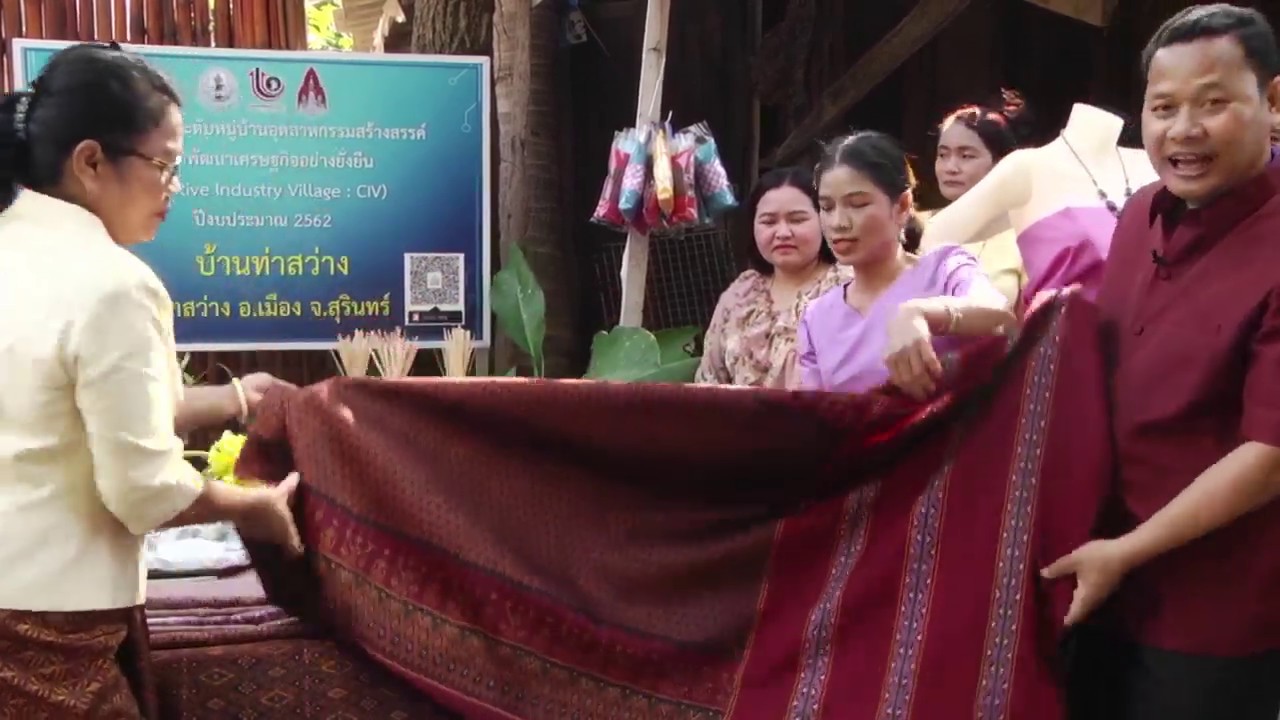 โอ้โฮ้!!  สุดยอดผ้าไหมงามและผลิตภัณฑ์ของดีเมืองสุรินทร์ รวมอยู่ที่นี่ บ้านท่าสว่าง