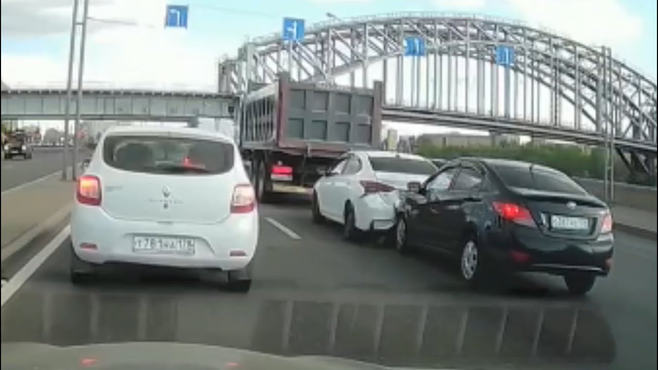 Проспал остановку: тройное ДТП в Санкт-Петербурге