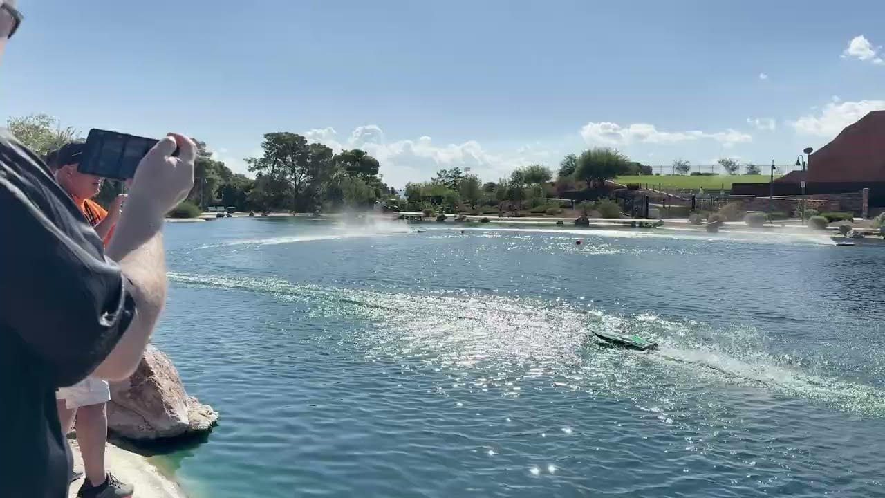 День 2. Шоу радиоуправляемых лодок nrhsa на пруду. Представлено Traxxas.