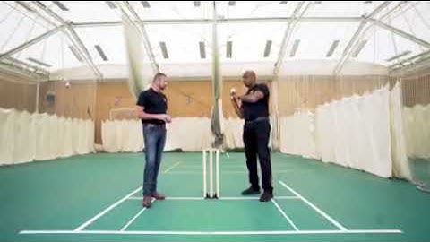 the basic of FAST BOWLING. feat Simon Doull and Ian Bishop