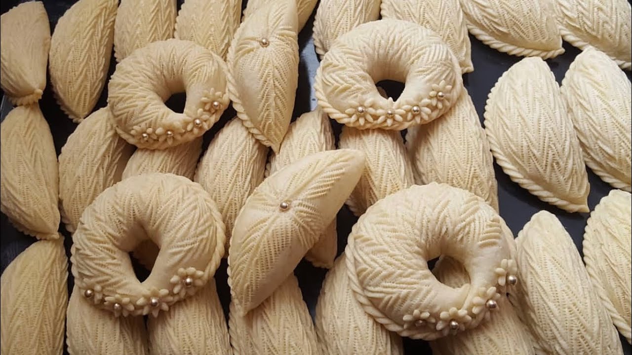 Novruz süfrələrinin bəzəyi olan boxça şəkərburanın hazırlanması.