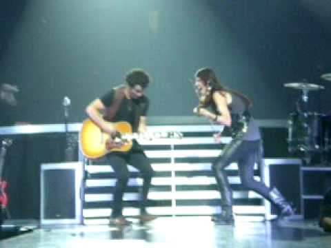 Jonas Brothers World Tour Front Row - Sweet Caroli...