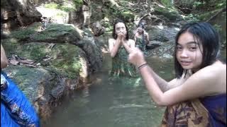 Gadis Dayak Mandi di Hulu Sungai