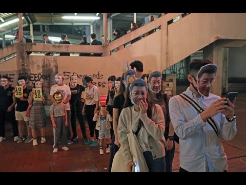 《石涛聚焦》「10.18 晚 港岛18区 遍布蒙面侠」习近平 小熊维尼 小猪 V煞 林郑 结伴手牵手