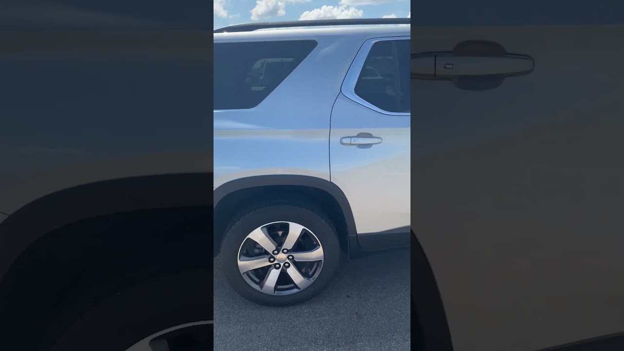 2022 Chevrolet Traverse LT Leather Walk Around