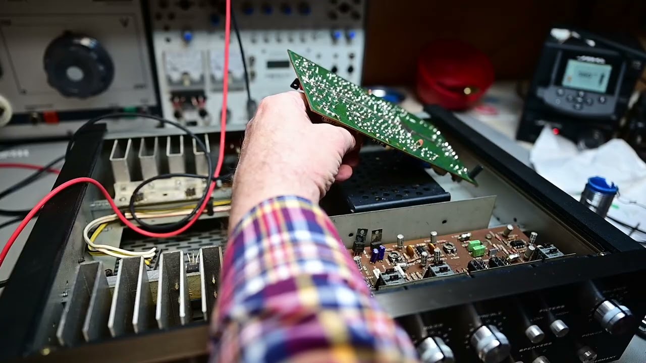 Dual Verstärker CV 1200. Das Lautsprecherrelais flattert.