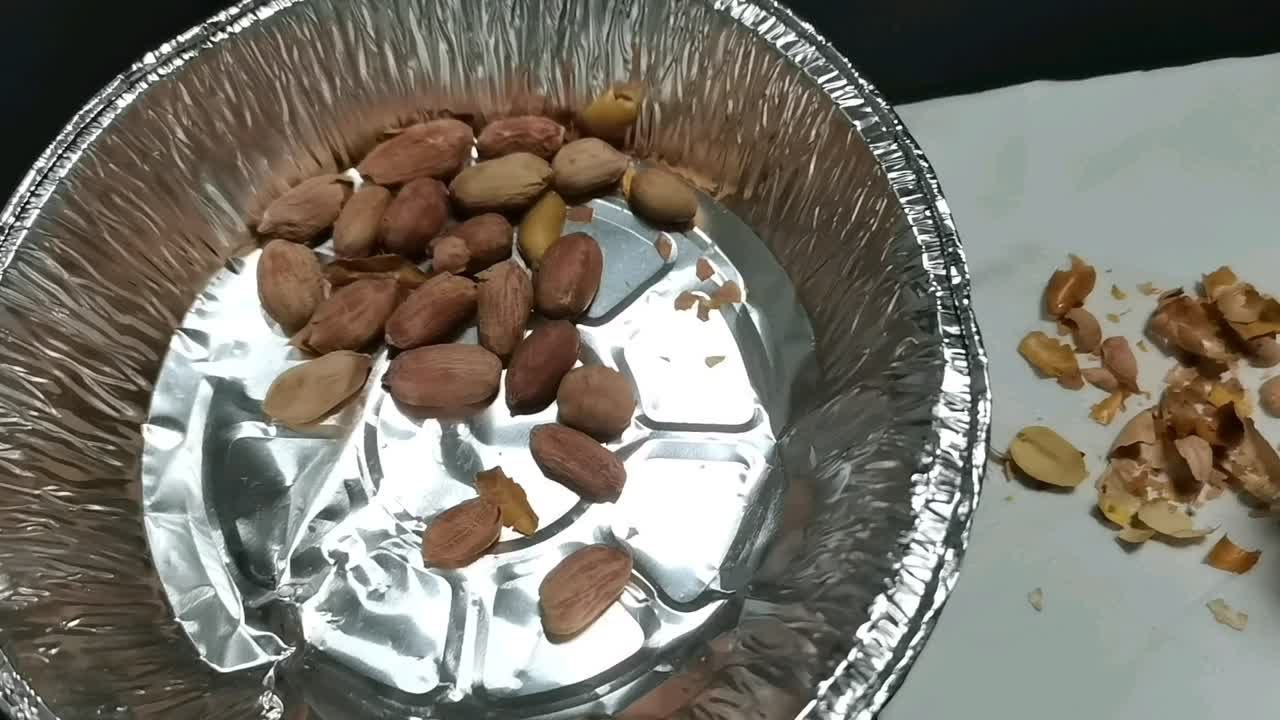 疲惫的一天，晚餐是五香花生米。春天到了，赶快安排个春游计划呀😉