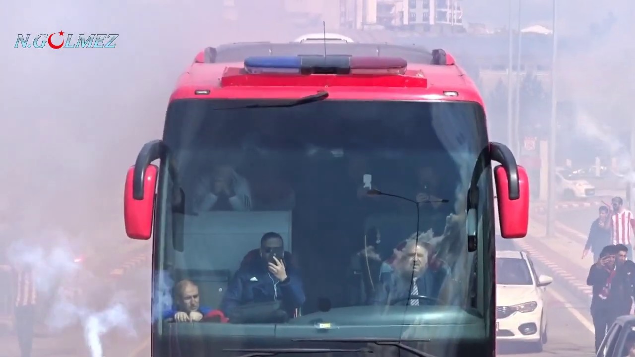 Çılgınlar58 Taraftar Grubu meşaleler eşliğinde Sivasspor Takım Ötobüsünü Karşılaması