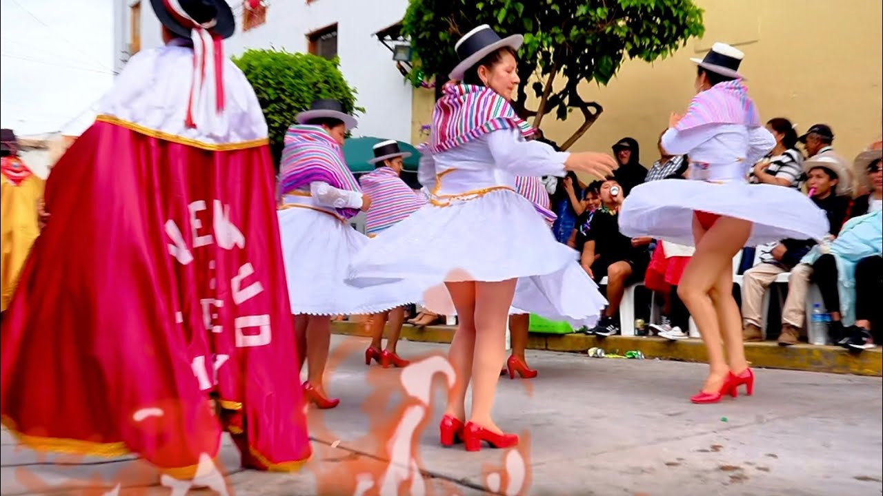 Las hermosas malcriadas Por las Calles de Huamanga 