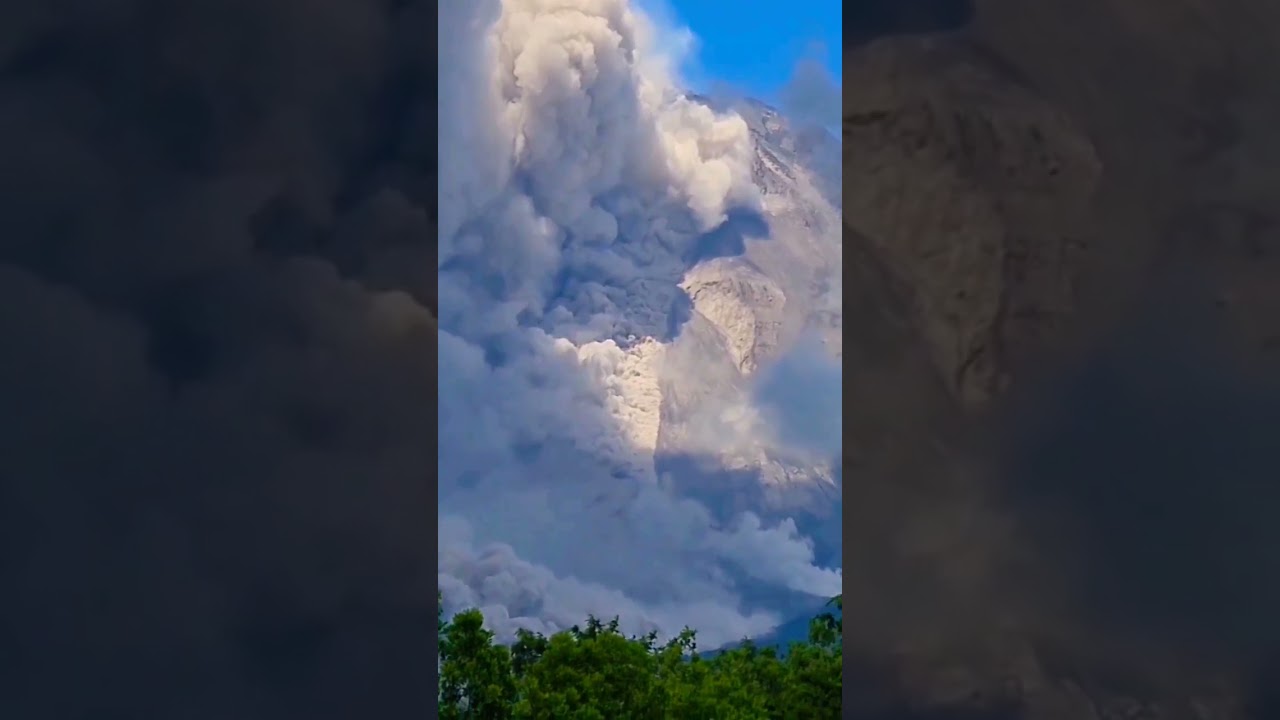 GUNUNG MERAPI MUNTAHKAN AWAN PANAS! POTENSI BAHAYA 7 KILOMETER!! 
