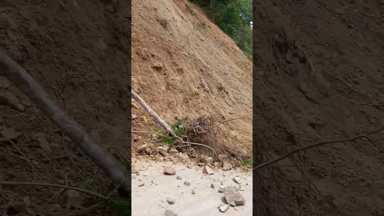 Jalan menuju bayang pesisir selatan dari kabupaten Solok setelah dilanda longsor 2025 