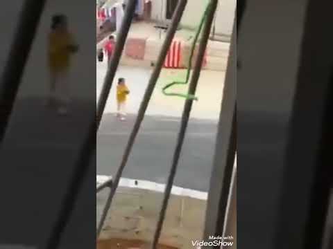 اطفال يلعبون مع جنود إسرائيليين
