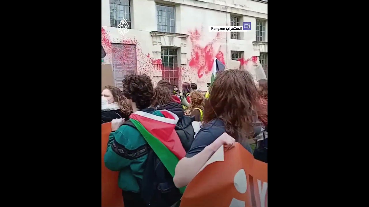 متظاهرون متضامنون مع غزة يرشقون مبنى وزارة الدفاع البريطانية بالطلاء الأحمر