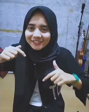 Dance Monkey live cover cheryll putih abu abu