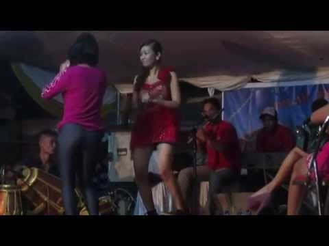 cover-sakitnya-tuh-disini-(kelihatan-dalam-roknya-tukang-kendangnya-ngintip-ga-tuh-??)