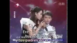 niño hace llorar cantando  a su madre que esta en el cielo