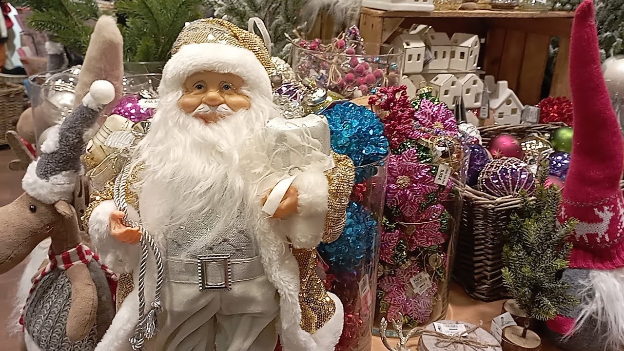 Магазин новогодних товаров, выбираем Ёлочку. Польша 10.11.23. New Year ...