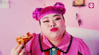 渡辺直美、満面の笑みでピザを頬張る「#フードはFUNだ」　フードデリバリーサービス「foodpanda」新CM