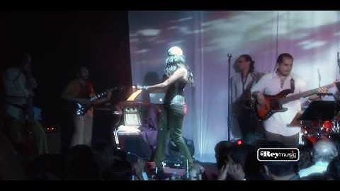 NAGA CANTANDO BE FREE EN LA PRESENTACIÓN DE SU DISCO "SECRETOS"