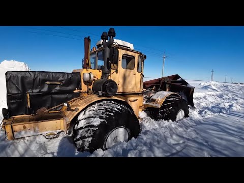 Видео: Трактор Кировец. Забуксовал в снегу малость. Смысла нет пробивать.