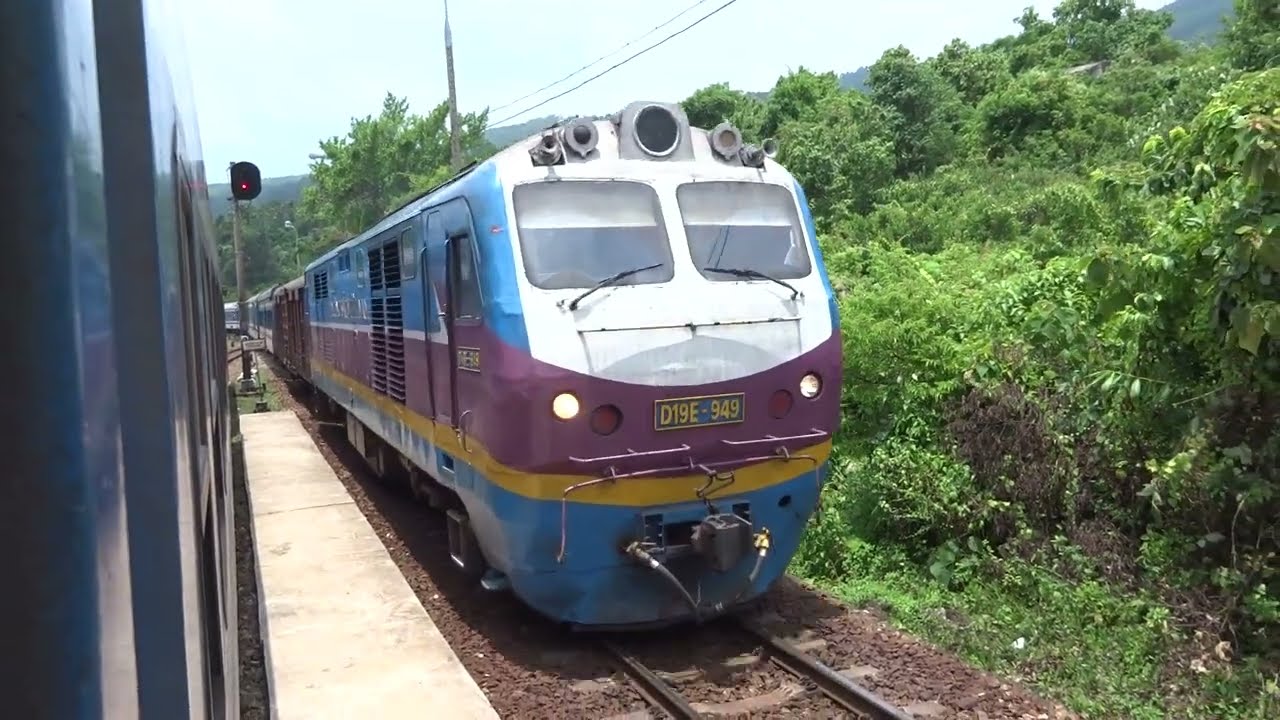 Đầu máy D19E-949 kéo tàu khách SE6 thông qua ga Hải Vân Nam(21/7/2022 ...