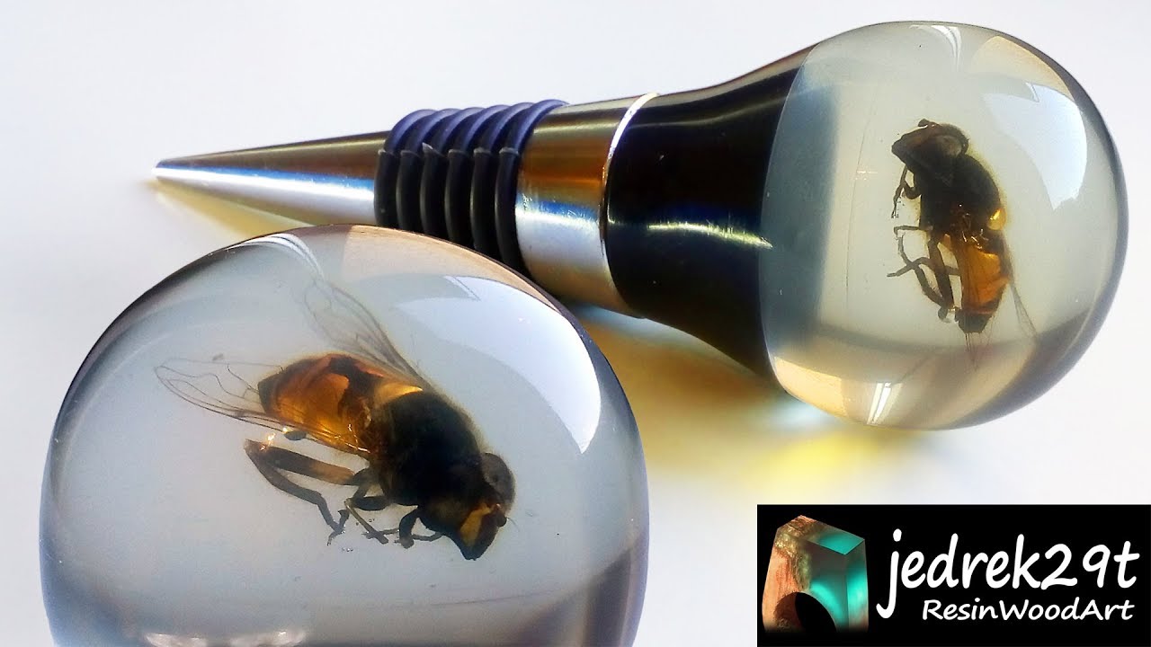 Bottle Stopper with a Bee. Resin Art.