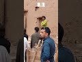 مرشد سياحي مغربي يقرب السياح من تاريخ قصبة أيت حدو بورزازات