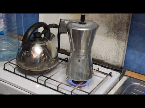 Гейзерная кофеварка-немного мистики :))) и кофе готов.