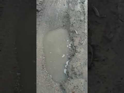 4.04.2022.Сураж ул промышленная .проезд к жилым домам.Дефицит щебня в стране.нет средств на отсыпку