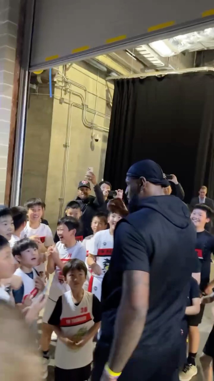 LeBron finds a youth basketball team in the tunnel!