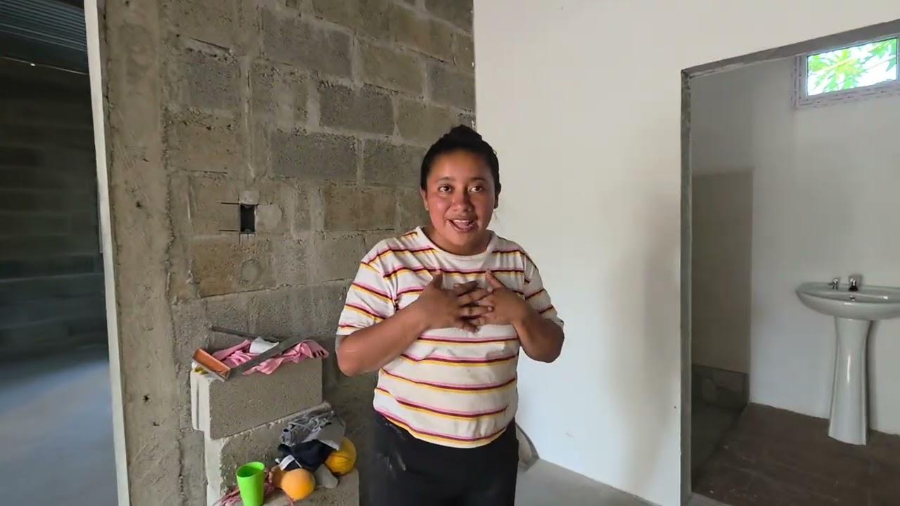 La casa de Dorcas y familia ya tienen ventanas. 