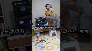 베개로 기타치는 싱어송라이터 ㅋㅋ