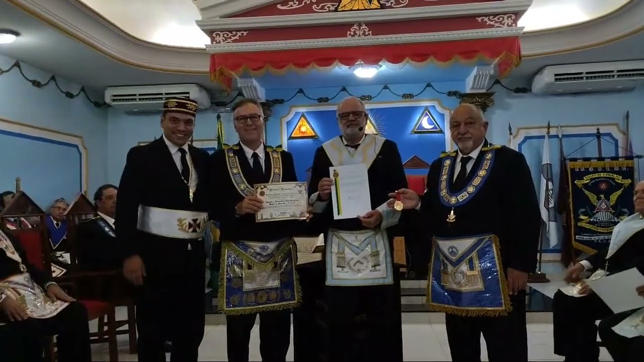 O Supremo do REAA entrega diploma e medalha de escola padrão do REAA, à Loja Maçônica Barão Ramalho.