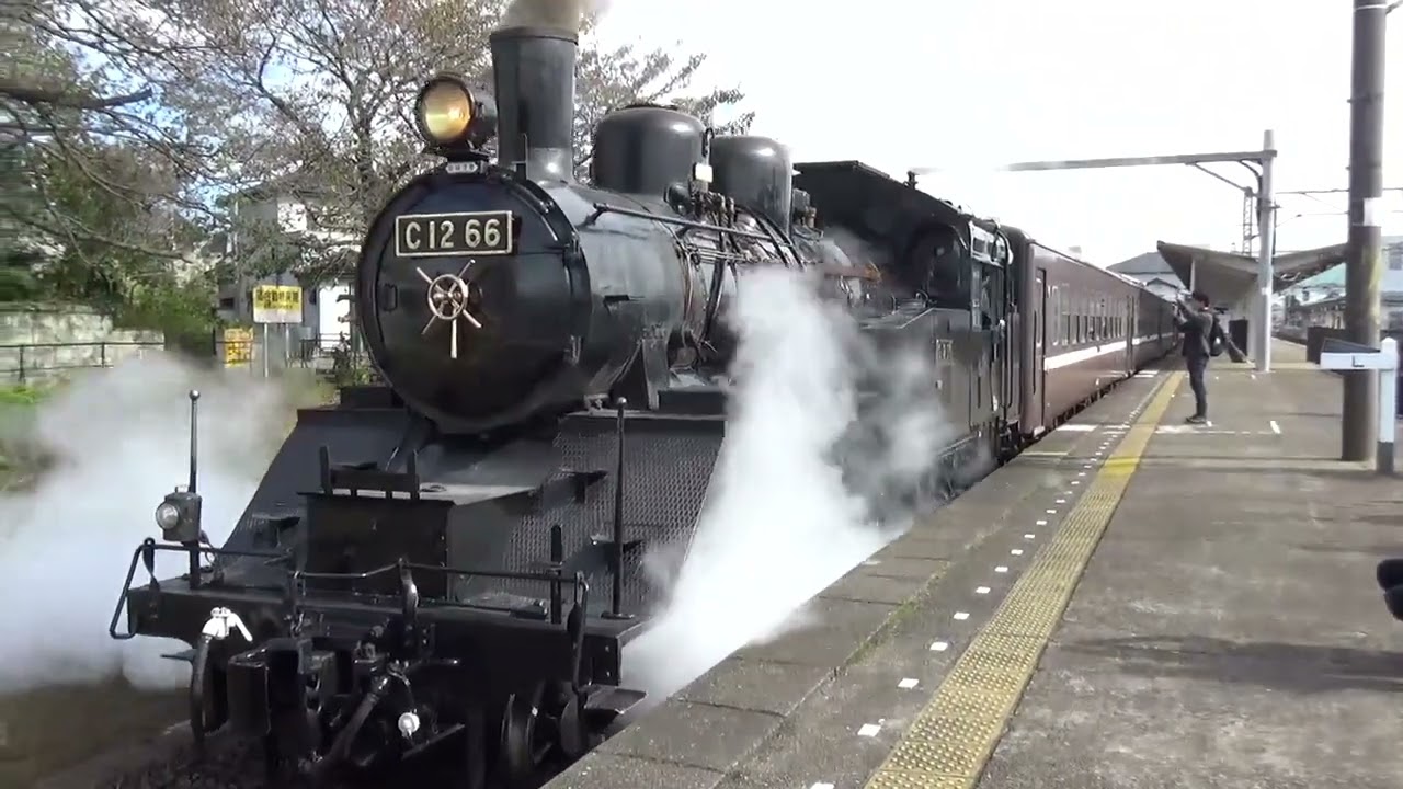 真岡鐵道SLもおか号(下り茂木行き)が下館駅1番線を発車するシーン 2025.11.2