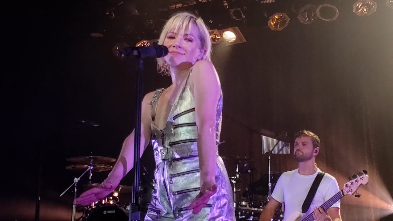 Carly Rae Jepsen - Everything He Needs (The Dedicated Tour, Vancouver)