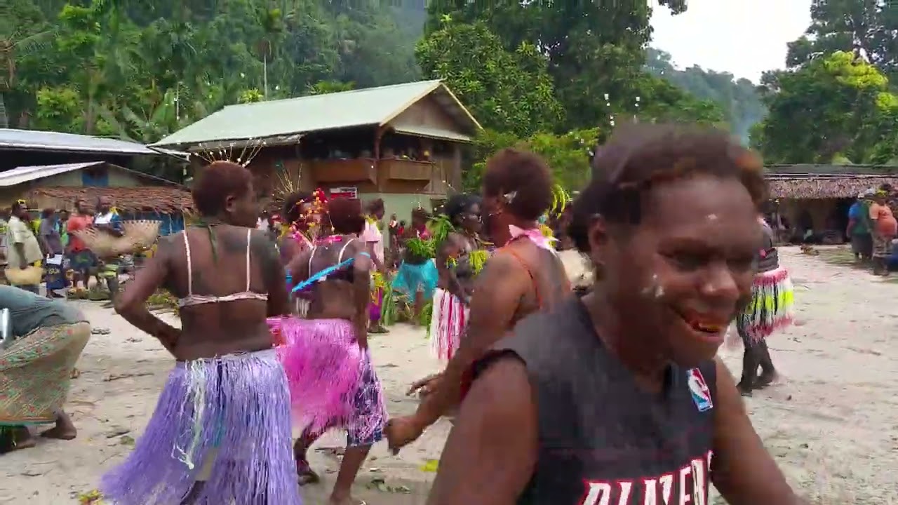 New Ireland Traditional Dance got spoiled by the crowds  😂