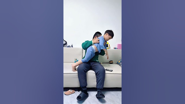 爸爸带娃太不靠谱了，把儿子的裤子穿成了裙子都不知道！#Cute baby#Cute#呆萌小米宝#聪明宝宝#萌娃