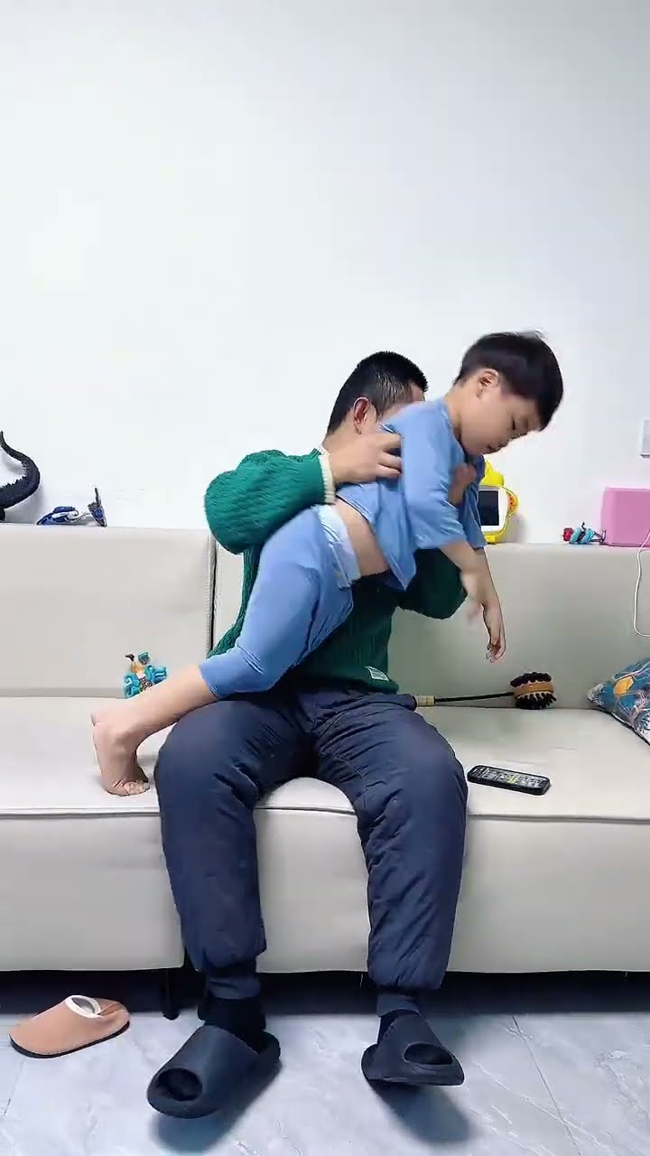 爸爸带娃太不靠谱了，把儿子的裤子穿成了裙子都不知道！#Cute baby#Cute#呆萌小米宝#聪明宝宝#萌娃