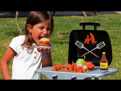 მზარეული ემილია ამზადებს საჭმელებს თავისი თოჯინისთვის