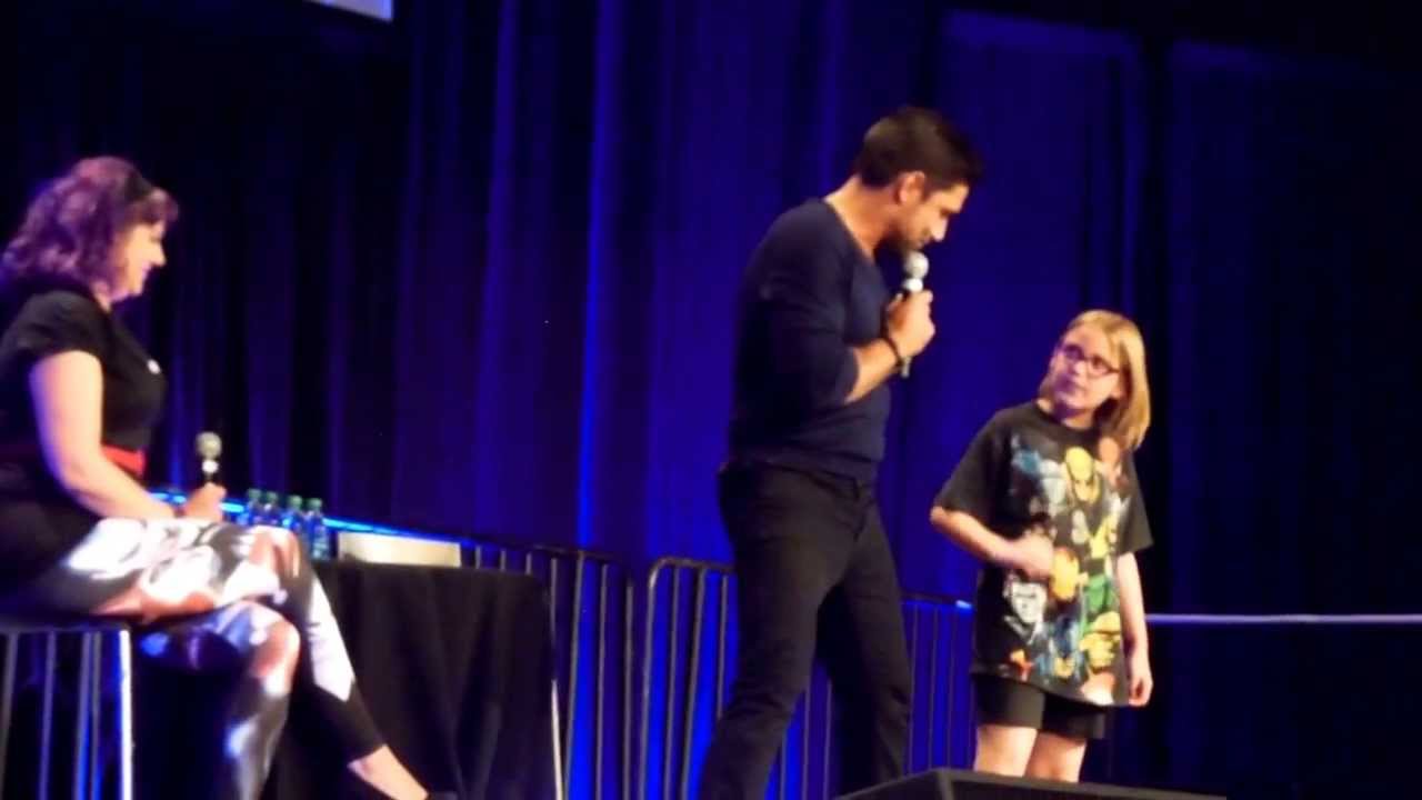 Manu Bennett teaches the Haka at Salt Lake Comic Con 2013