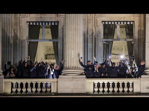 شاهد: آلاف المشجعين يستقبلون المنتخب الفرنسي وصيف بطل العالم في باريس…