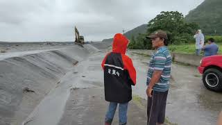 太麻里溪洪水溢堤民眾憂潰堤　台東縣府緊急導引水流